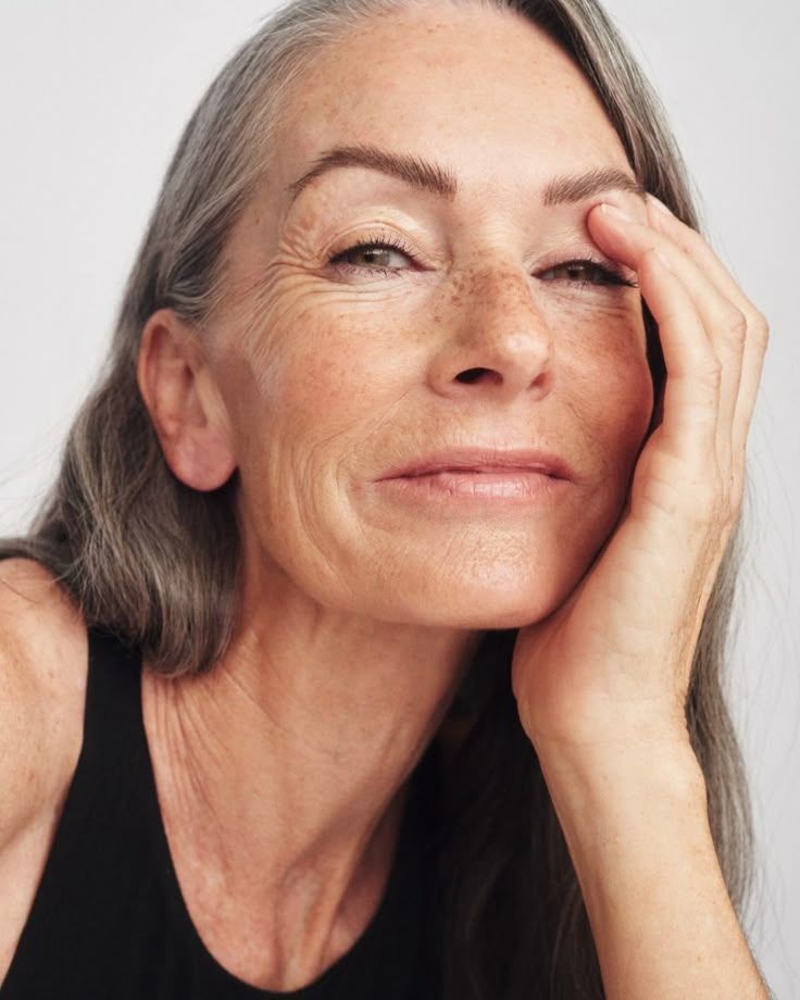 EVVRÁ Matrix Peptide Veil lifestyle image, evening skincare routine